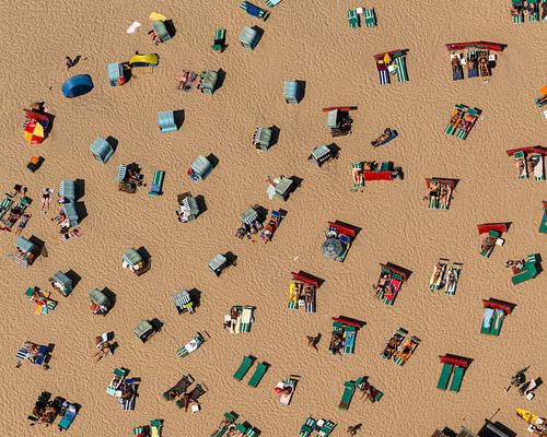 Luchtfoto mensen en ligbedden aan strand