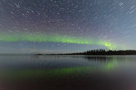Sterrenvlucht over Lapland - Noorderlicht bij Myrkulla Lodge van Fototante