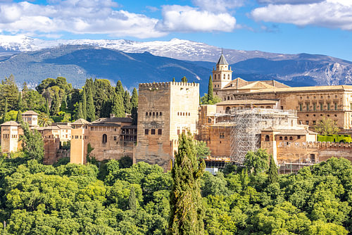 Alhambra voor de besneeuwde Sierra Nevada