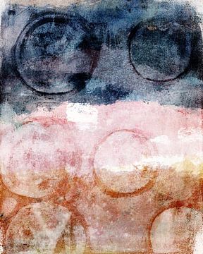 Art dans les tons pastel et terreux. Composition abstraite en bleu, rose et brun chaud sur Dina Dankers