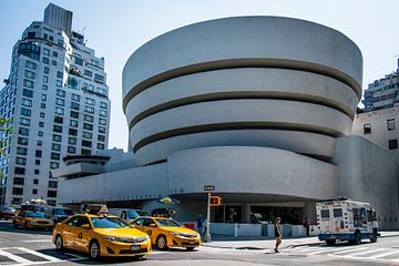 Guggenheim Museum New York met gele taxi's van Opmeer Reports