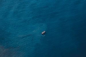 Boot op zee, kust van Madeira