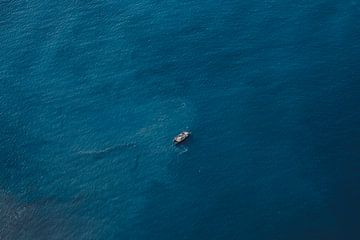 Boot op zee, kust van Madeira van Erwin van Kester