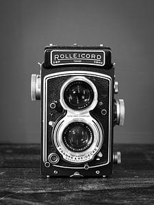 Retro-Schwarz-Weiß-Aufnahme einer Filmkamera Rolleicord - Vintage-Schwarz-Weiß-Fotografie