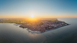 Volendam omringd door avondlicht van Thomas Röell
