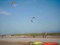 Op het strand. Kitesurfers.