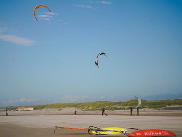 Sur la plage. Les kitesurfeurs. sur Irina Landman