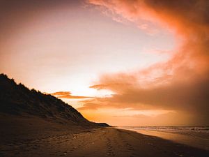 Coucher de soleil d'automne sur la plage sur Anthony De Rouck