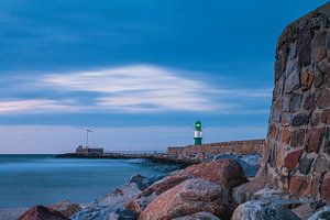 Mole und Molenturm an der Ostseeküste in Warnemünde