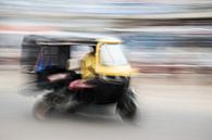 Conduite d'un tuktuk dans les rues de Puri, en Inde. par Photolovers reisfotografie Aperçu