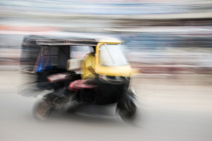 Conduite d'un tuktuk dans les rues de Puri, en Inde. par Photolovers reisfotografie