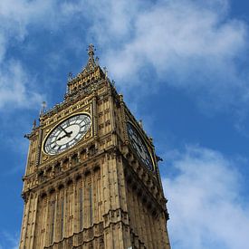 Big Ben mit blauem Himmel und Wolken in London, England von Phillipson Photography