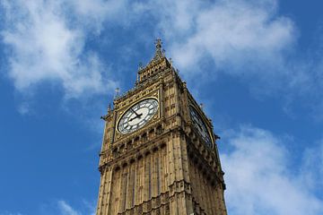 Big Ben met blauwe lucht en wolken in Londen, Engeland van Phillipson Photography
