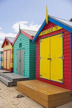 Farbenfrohe Küste: Badeboxen in Brighton von Ken Tempelers