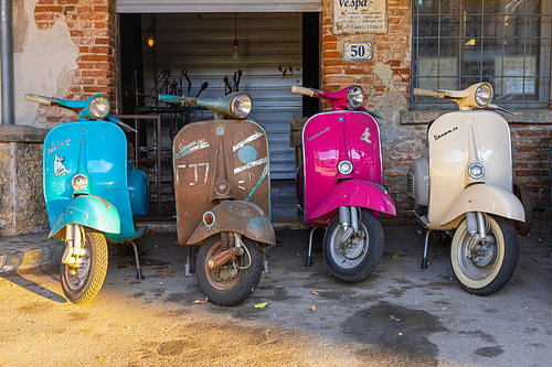 Vier alte Vespa Roller