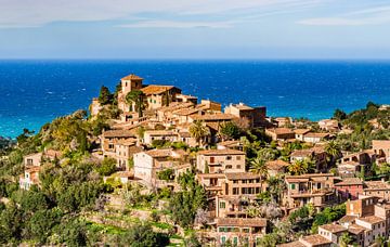 Vieux village méditerranéen Deia à la côte dans les montagnes sur Alex Winter