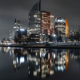 SKYLINE Den Haag in de avond van Jolanda Aalbers