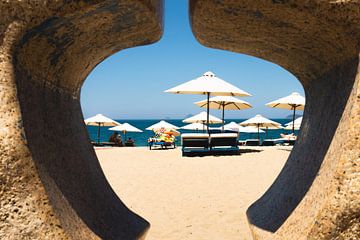 Doorkijkje naar strand Nha Trang | Vietnam reisfotografie van Travelaar