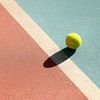Balle de tennis sur un court pastel sur Franka Poulain