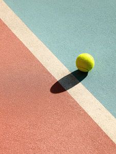 Tennisball auf pastellfarbenem Platz