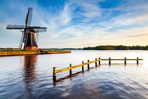 Molen De Helper aan de oever van het Paterswoldsemeer van Evert Jan Luchies