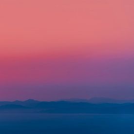 Zonsondergang boven een kalme zee aan de horizon met een lucht met kleurverloop van Jelena Jovanovic Fine Art