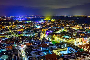 Een panoramisch uitzicht op Leipzig bij nacht van Andreas Völkel