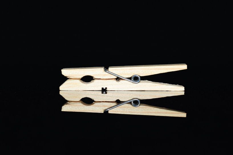 Wasknijper close-up op zwarte achtergrond van Nelemonsi Photo Art