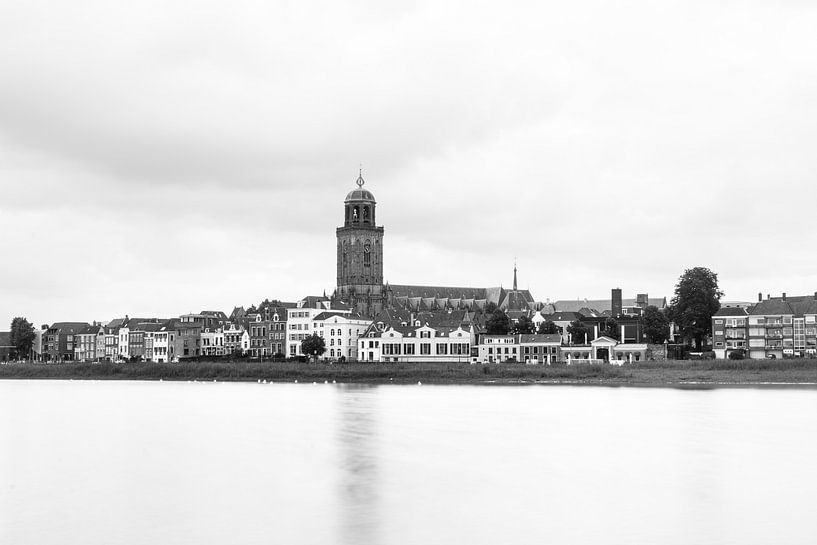Stadszicht Deventer met IJssel en Lebuinuskerk,  Zwart Wit van Patrick Verhoef