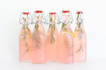 Huisgemaakte roze cranberry-citroen limonade