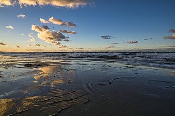 Am Sandstrand der Ostseeküste von Martin Köbsch