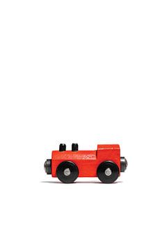 Houten speelgoed trein locomotief op witte achtergrond van Anton Hammenecker