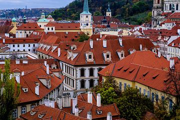 Die roten Dächer von Prag vom Burgturm aus gesehen