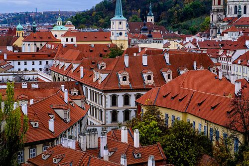 Les toits rouges de Prague vus du Burgt sur Elly van Veen