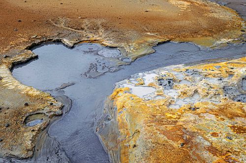 IJsland landschap watertje en warme kleuren