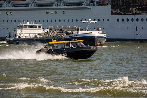 Watertaxi MSTX 6 op de Nieuwe Maas Rotterdam