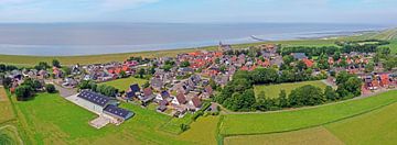 Lucht panorama van het dorpje Wierum aan de Waddenzee in Friesland Nederland van Eye on You