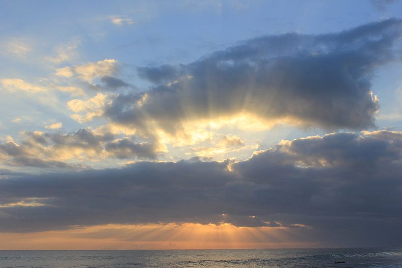 Indonesië: Zonsondergang 4 by Raoul van de Weg
