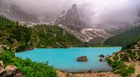 Lago di Sorapis in de Dolomieten met mist en wolken van Sjoerd van der Wal Fotografie thumbnail