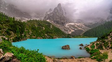 Lago di Sorapis in de Dolomieten met mist en wolken