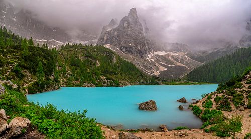 Lago di Sorapis in de Dolomieten met mist en wolken