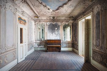 Piano in Verlaten Salon.