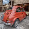 Oude Fiat 500 op plein in Bevagna, Italië van Joost Adriaanse