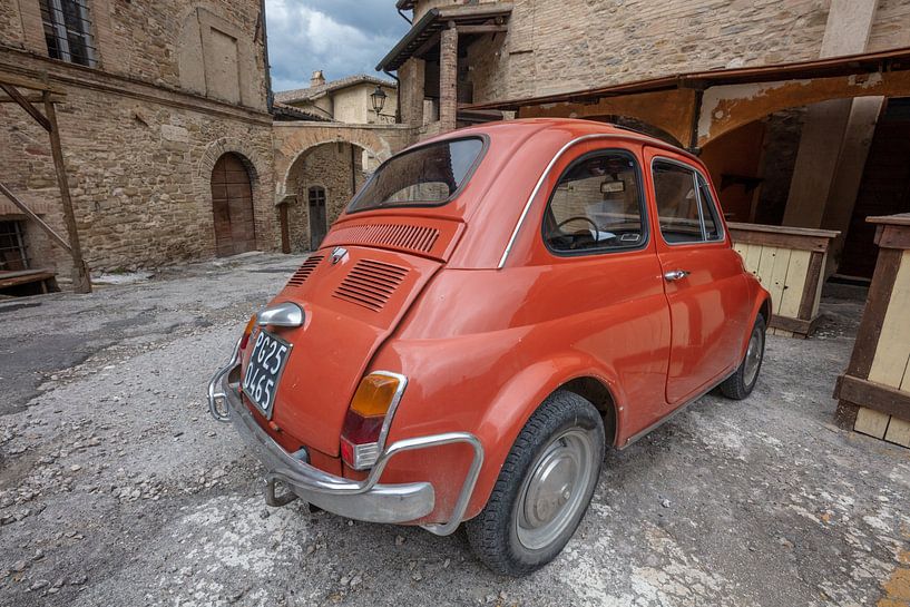 Alter Fiat 500 auf einem Platz in Bevagna, Italien von Joost Adriaanse