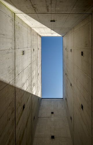 Blauwe hemel in beton gegoten