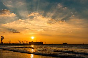 Zonsondergang op het strand Hoek van Holland. van Jaap van den Berg