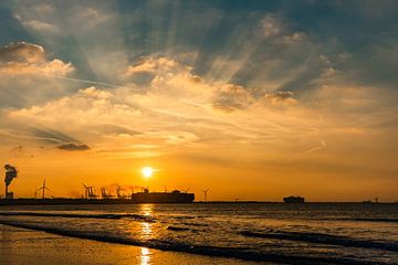 Schöner Sonnenuntergang am Strand von Hoek van Holland nach einem herrlichen sonnigen Herbsttag. von Jaap van den Berg