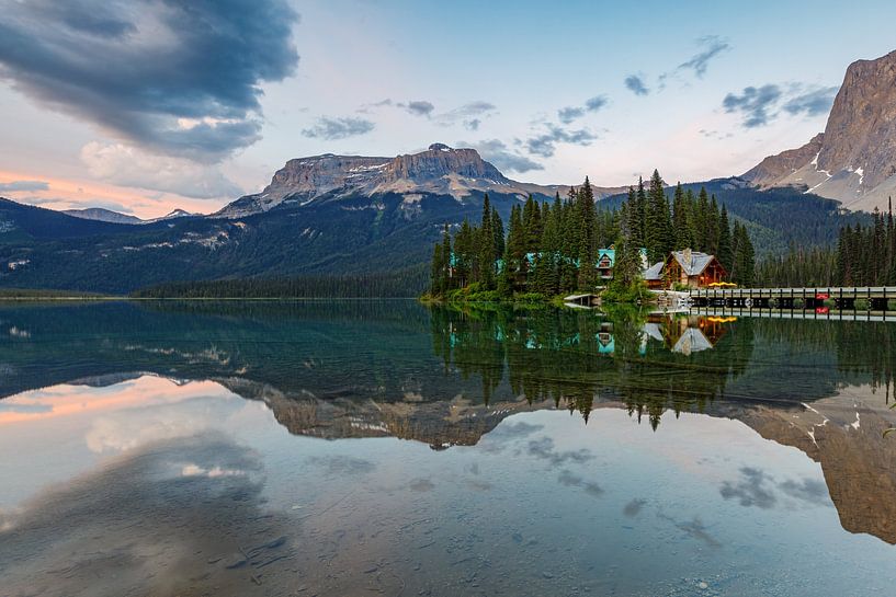 Lake Emerald in de Rocky Mountains van Roland Brack