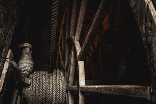 Houten Tandwielmechaniek in Sfeervol Licht Industrieel Erfgoed