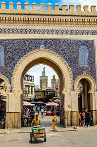Mann mit Karre am Altstadt Tor Bab Boukeloud in Fez Marokko